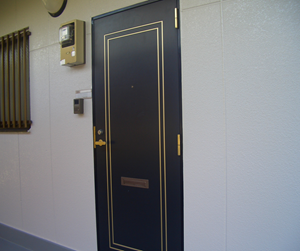 東京都福生市　マンション改修工事　付帯部とは　玄関ドア枠塗装 (1)